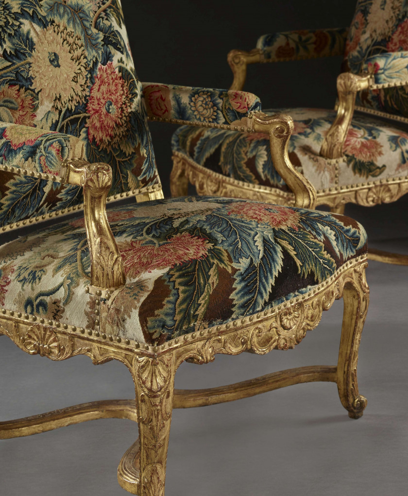PAIRE DE FAUTEUILS À LA REINE D'ÉPOQUE RÉGENCE