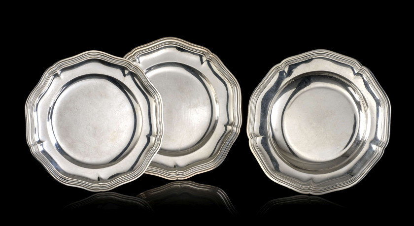 TROIS PLATS RONDS EN ARGENT Orfèvre Tetard-Frères pour deux, Léon Lambert (1881-1904) pour un demi-creux