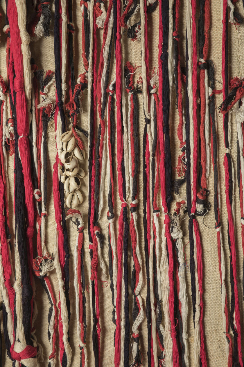 Abdoulaye KONATE Malien - Né en 1953 Tafo ou la force du verbe - 1995 Tissu, coquillages, drapeau et calebasses