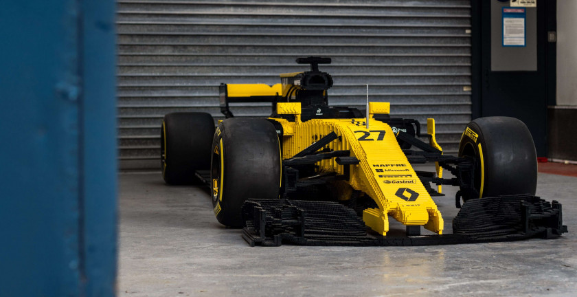2017 RENAULT F1 TEAM X LEGO  Exceptionnelle Monoplace R.S.17 à l'échelle 1 construite en briques LEGO. Pièce unique