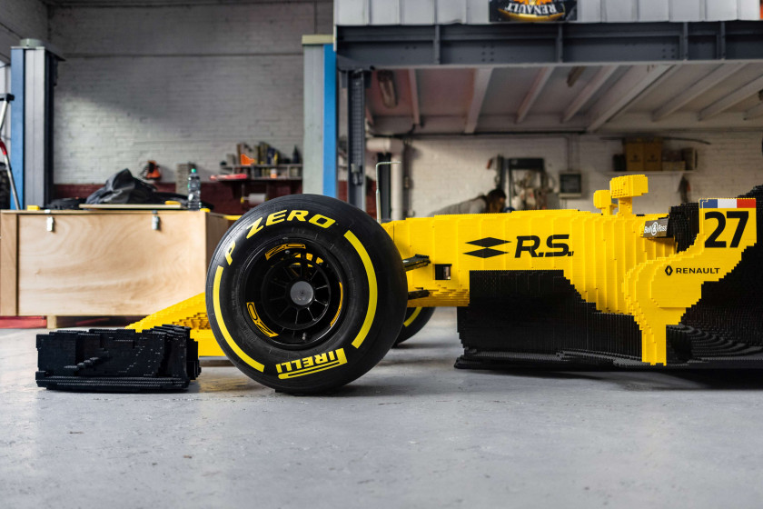 2017 RENAULT F1 TEAM X LEGO  Exceptionnelle Monoplace R.S.17 à l'échelle 1 construite en briques LEGO. Pièce unique