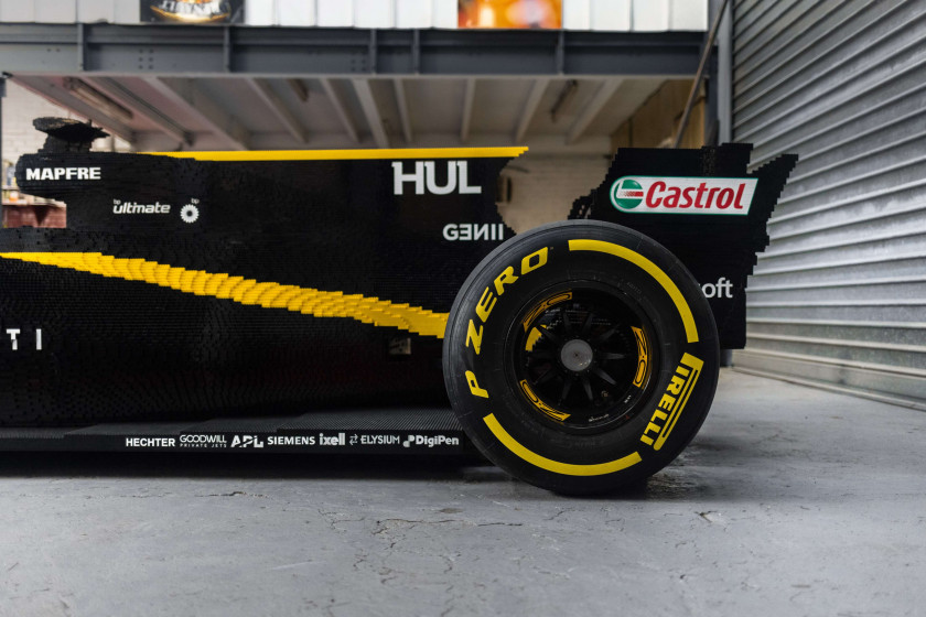 2017 RENAULT F1 TEAM X LEGO  Exceptionnelle Monoplace R.S.17 à l'échelle 1 construite en briques LEGO. Pièce unique
