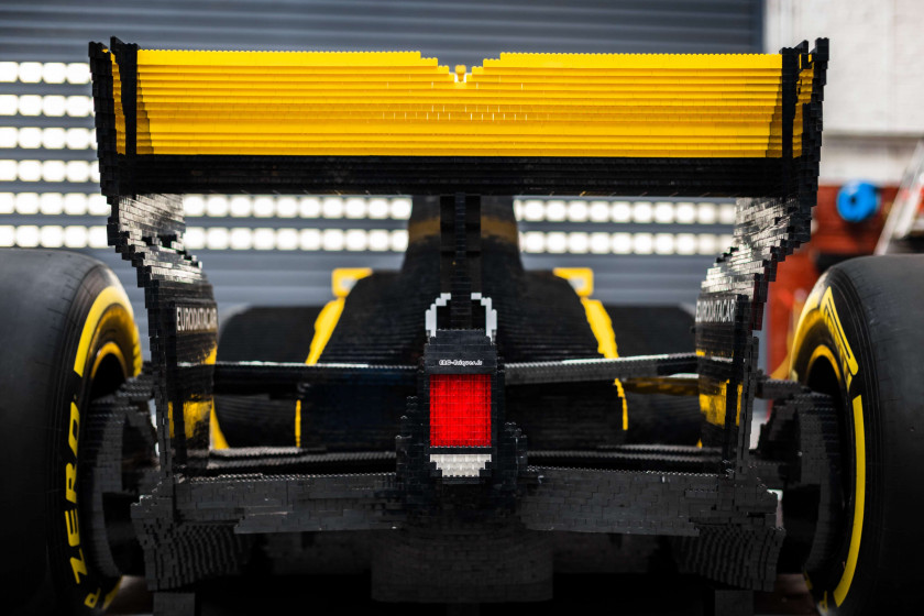 2017 RENAULT F1 TEAM X LEGO  Exceptionnelle Monoplace R.S.17 à l'échelle 1 construite en briques LEGO. Pièce unique
