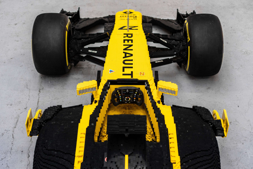 2017 RENAULT F1 TEAM X LEGO  Exceptionnelle Monoplace R.S.17 à l'échelle 1 construite en briques LEGO. Pièce unique