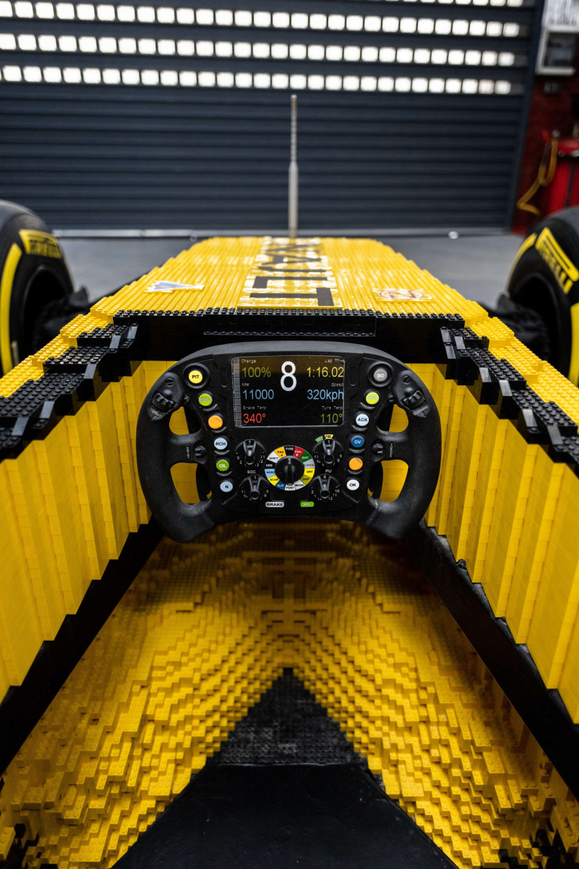 2017 RENAULT F1 TEAM X LEGO  Exceptionnelle Monoplace R.S.17 à l'échelle 1 construite en briques LEGO. Pièce unique