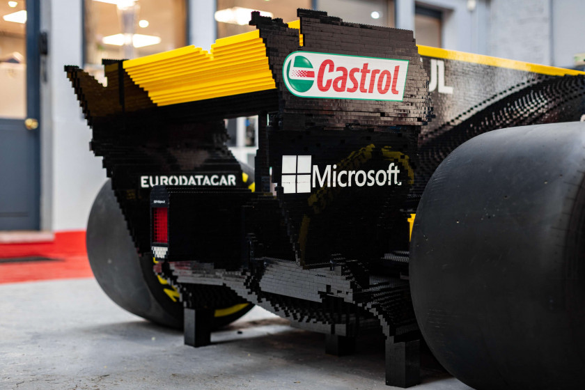 2017 RENAULT F1 TEAM X LEGO  Exceptionnelle Monoplace R.S.17 à l'échelle 1 construite en briques LEGO. Pièce unique