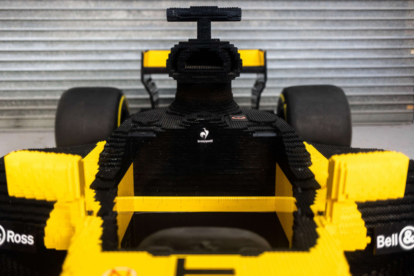2017 RENAULT F1 TEAM X LEGO  Exceptionnelle Monoplace R.S.17 à l'échelle 1 construite en briques LEGO. Pièce unique