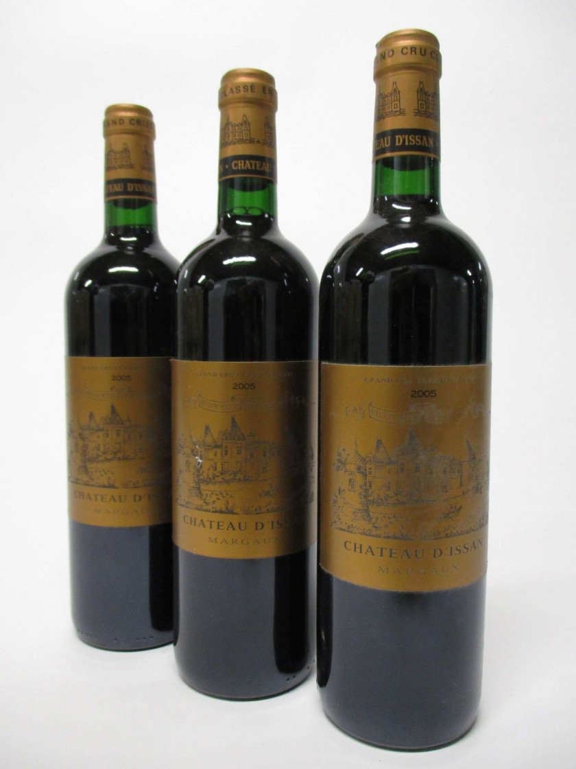 12 bouteilles CHÂTEAU D'ISSAN 2005 3è GC Margaux (étiquettes léger fanées)