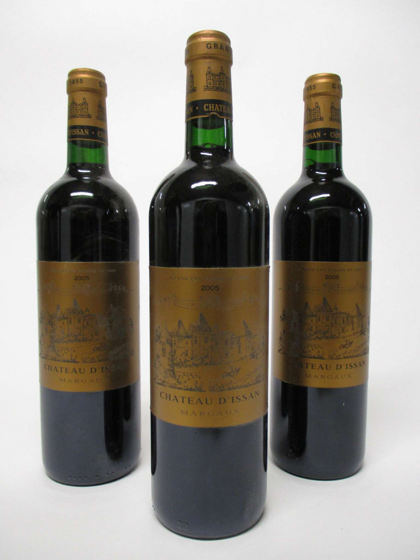 12 bouteilles CHÂTEAU D'ISSAN 2005 3è GC Margaux (étiquettes léger fanées)