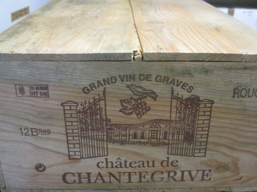 12 bouteilles CHÂTEAU CHANTEGRIVE 2005 Graves (étiquettes abimées par l'humidité) Caisse bois d'origine