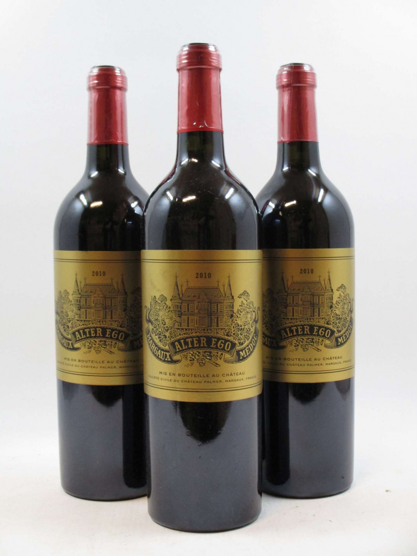 3 bouteilles ALTER EGO PALMER 2010 Margaux (1 étiquette léger tachée)