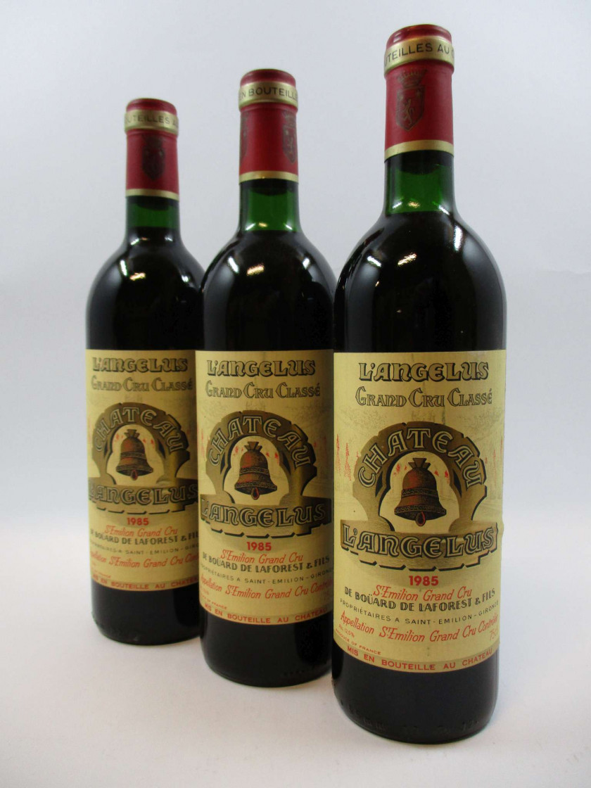 3 bouteilles CHÂTEAU ANGELUS 1985 1er GCC (A) Saint Emilion (2 légèrement bas)