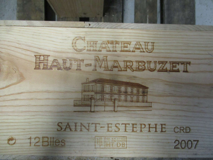 12 bouteilles CHÂTEAU HAUT MARBUZET 2007 Saint Estèphe Caisse bois d'origine (abimée vermoulue)