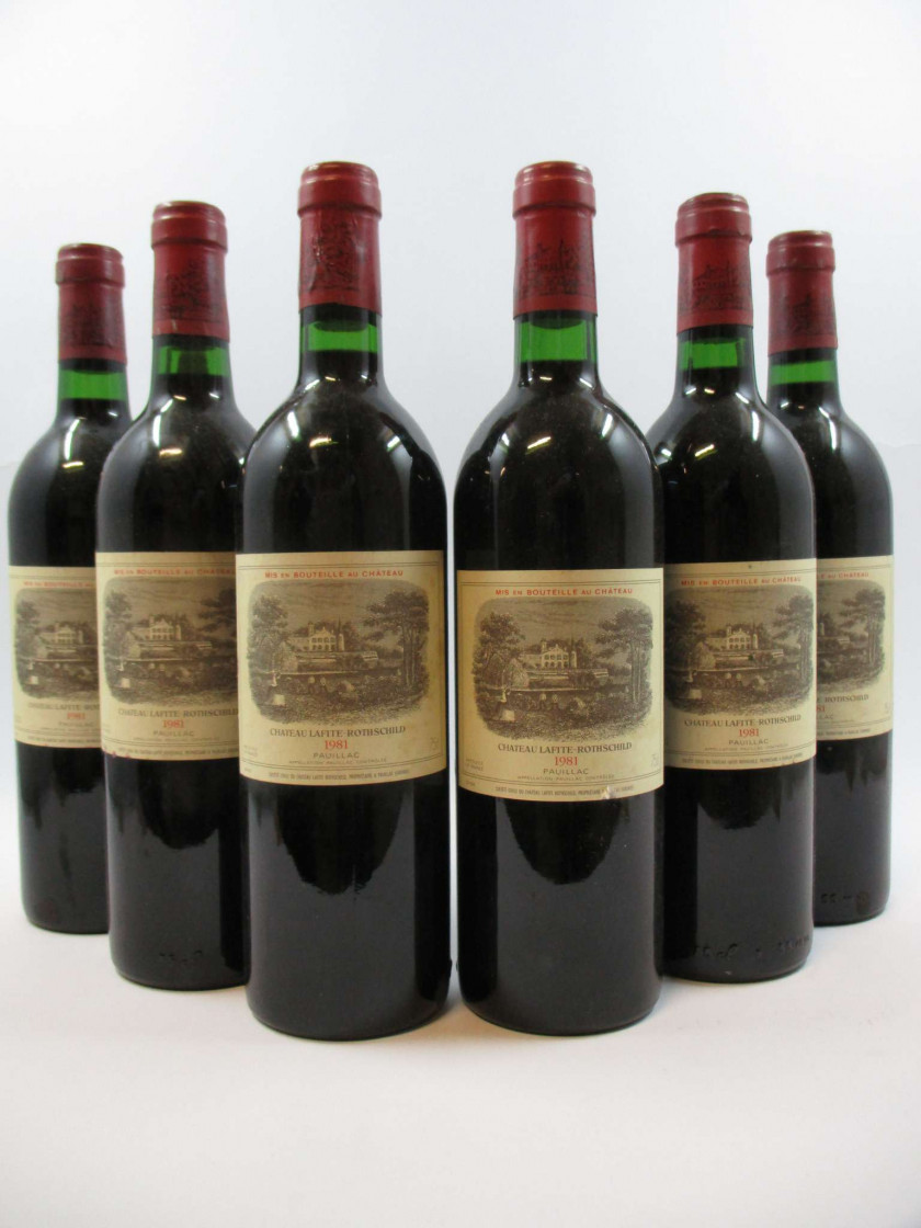 6 bouteilles CHÂTEAU LAFITE ROTHSCHILD 1981 1er GC Pauillac (3 étiquettes léger tachées et 1 léger déchirée)