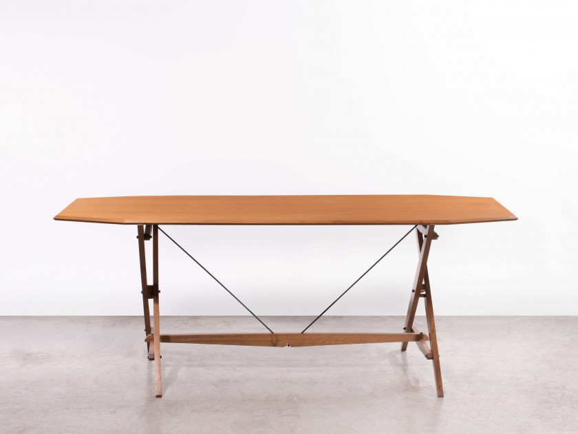 Franco ALBINI (1905 - 1977) Table mod. TL2 – 1950 Piètement et plateau en noyer massif, entretoise en tiges de métal laqué noir