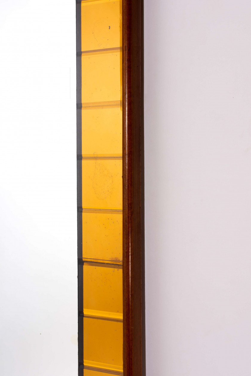 Max INGRAND (1908 - 1969) Miroir mod. 2016 – Circa 1960 Structure en bois, cadre en verre teinté orange et biseauté, miroir