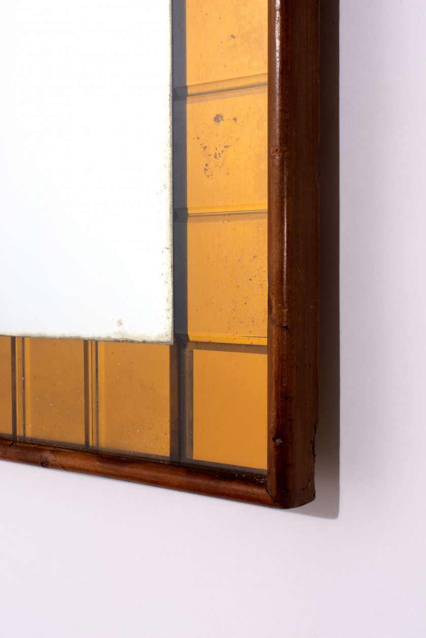 Max INGRAND (1908 - 1969) Miroir mod. 2016 – Circa 1960 Structure en bois, cadre en verre teinté orange et biseauté, miroir