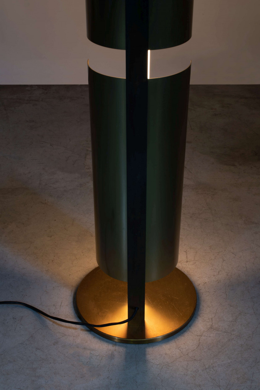 Gio PONTI (1891 - 1979) Lampadaire à trois lumières - Circa 1950 Base et fût en laiton et réflecteurs en aluminium anodisé doré