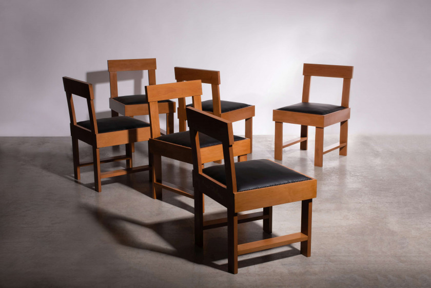 STUDIO B.B.P.R.  Suite de six chaises – Circa 1935 Piètement et structure en bois et placage de bois, assises tapissées de cuir noir