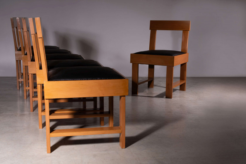 STUDIO B.B.P.R.  Suite de six chaises – Circa 1935 Piètement et structure en bois et placage de bois, assises tapissées de cuir noir