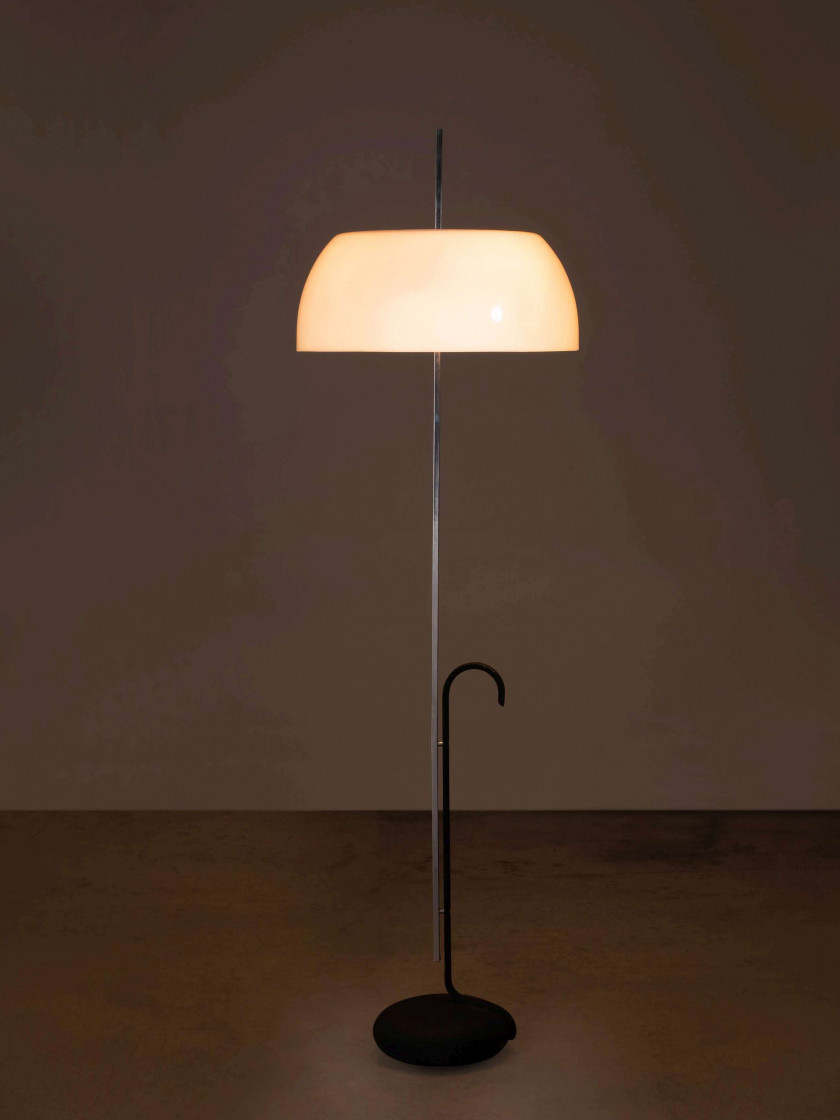 Gino SARFATTI (1912 - 1985) Lampadaire mod. 1011 – 1973 Base et poignée en métal laqué noir, fût en métal chromé, diffuseur en métha...