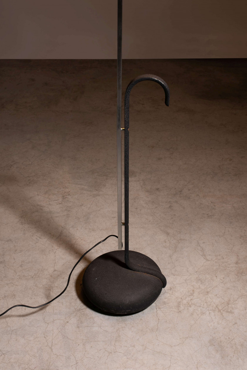 Gino SARFATTI (1912 - 1985) Lampadaire mod. 1011 – 1973 Base et poignée en métal laqué noir, fût en métal chromé, diffuseur en métha...