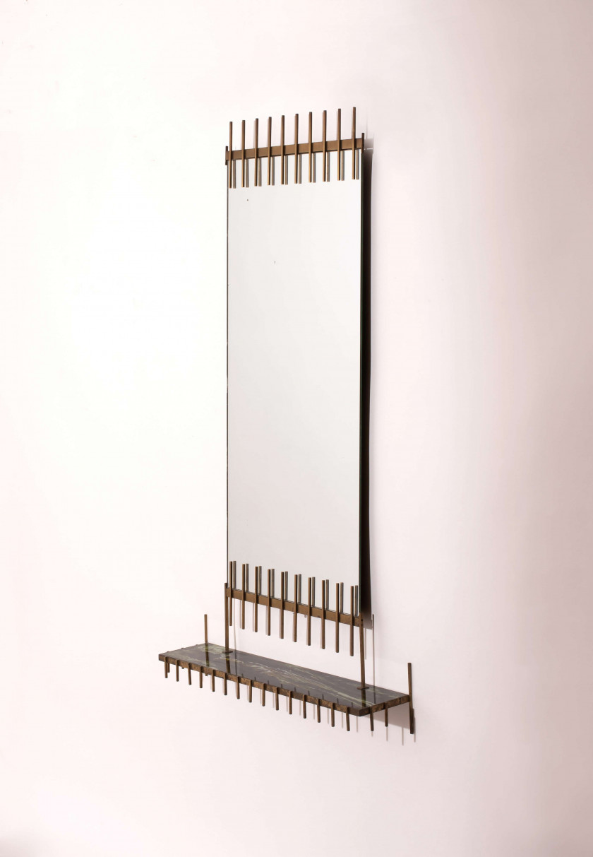 Ettore SOTTSASS (1917 - 2007) Rare miroir console – Circa 1960 Structure en laiton, miroir et tablette en verre marbré