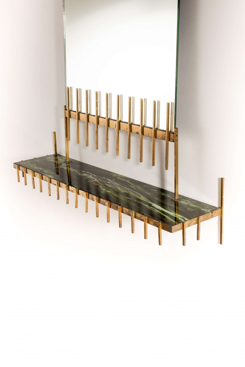 Ettore SOTTSASS (1917 - 2007) Rare miroir console – Circa 1960 Structure en laiton, miroir et tablette en verre marbré