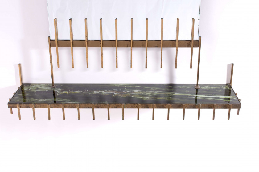 Ettore SOTTSASS (1917 - 2007) Rare miroir console – Circa 1960 Structure en laiton, miroir et tablette en verre marbré