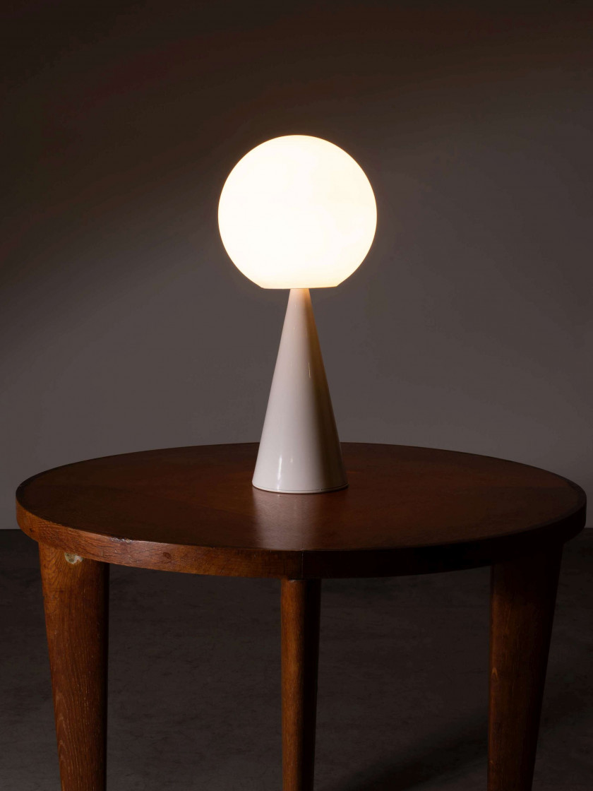 Gio PONTI (1891 - 1979) Lampe dite «Bille» – Création 1931 Pied en métal laqué blanc, diffuseur en verre opalin