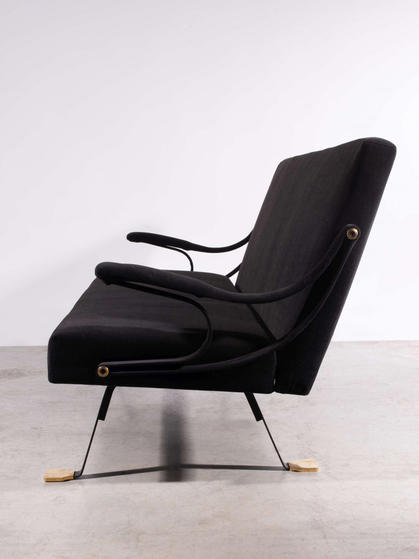 Ignazio GARDELLA (1905 - 1999) Canapé dit «Digamma» – 1957 Piètement en métal laqué noir et sabots en laiton, assise, dossier et acc...