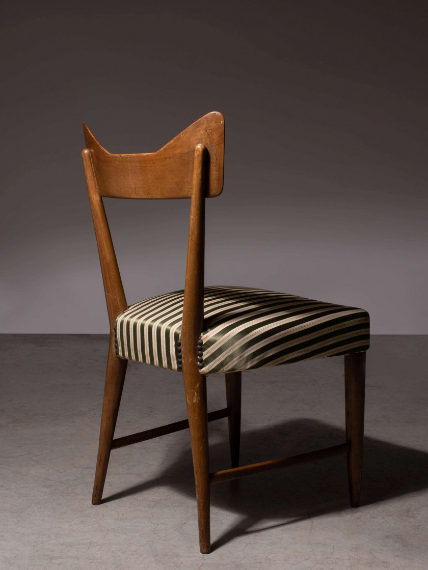 Gio PONTI (1891 - 1979) Paire de chaises – 1947 Piètement et structure en bois massif, assise tapissée d’un tissu rayé vert et crème