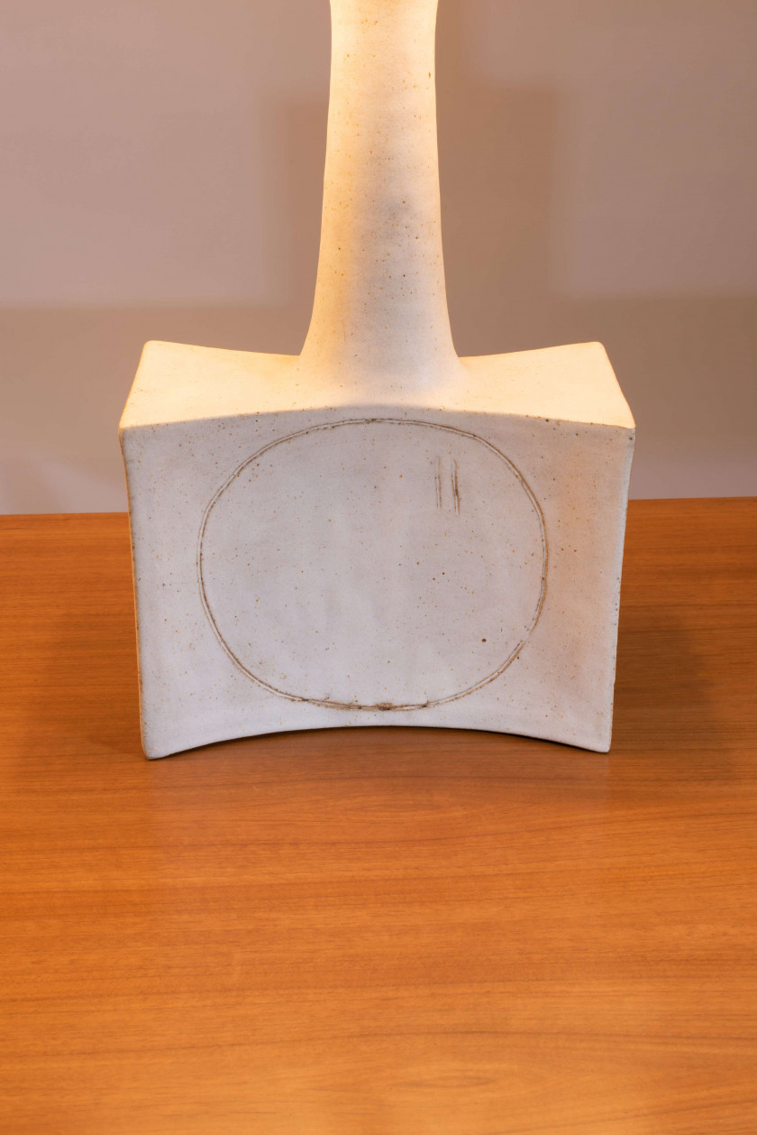 Bruno GAMBONE (Né en 1936) Paire de lampes de table – Circa 1970 Céramique émaillée beige, abat-jour en lin blanc