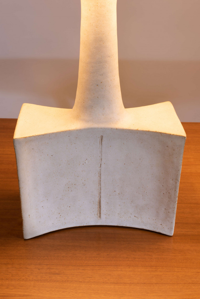 Bruno GAMBONE (Né en 1936) Paire de lampes de table – Circa 1970 Céramique émaillée beige, abat-jour en lin blanc