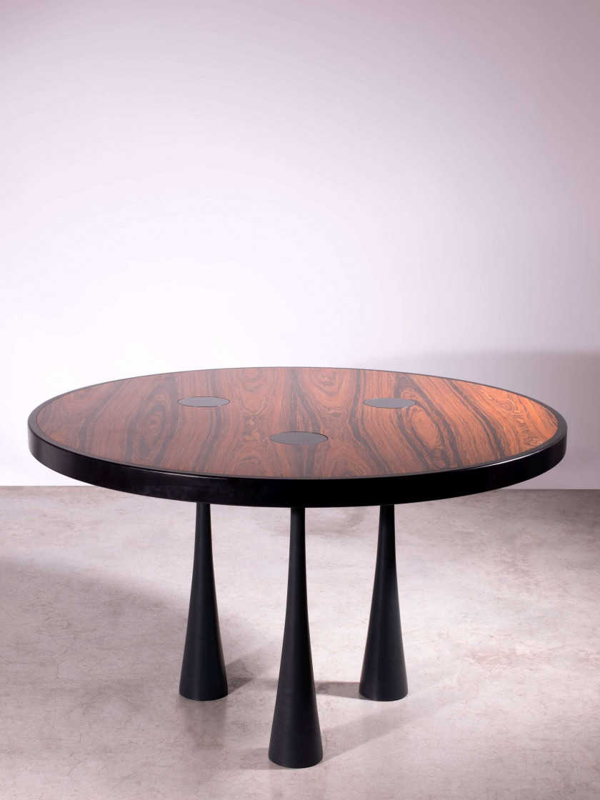 Angelo MANGIAROTTI (1921 - 2012) Table – Circa 1972 Piètement en fonte d’acier laqué noir, plateau en bois et placage de palissandre...