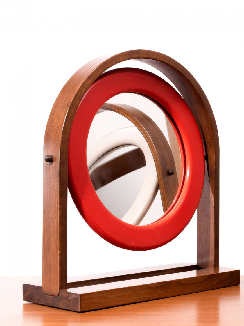 Ettore SOTTSASS (1917 - 2007) Miroir dit «Sandretta» – Circa 1965 Structure en noyer, cadre en bois laqué rouge, miroir