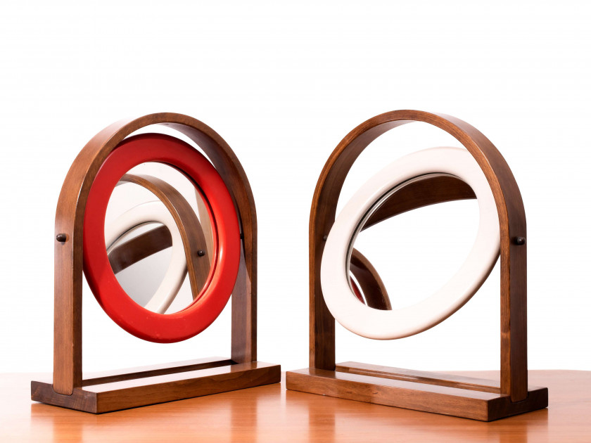 Ettore SOTTSASS (1917 - 2007) Miroir dit «Sandretta» – Circa 1965 Structure en noyer, cadre en bois laqué rouge, miroir