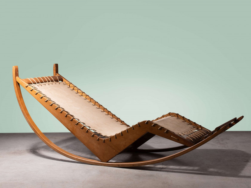 Franco ALBINI (1905 - 1977) Rare chaise longue mod. PS16 dite «Dondolo» – 1947 Structure en noyer massif, assise et dossier en toile...