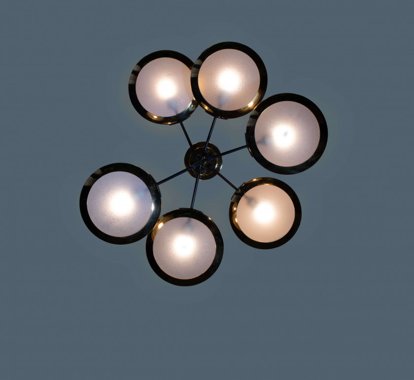 STILNOVO Editeur  Suspension – Circa 1960 Structure en métal laqué noir et laiton, diffuseur en verre sablé