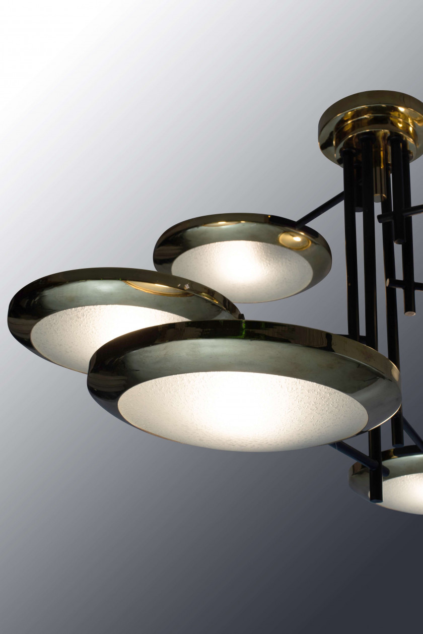 STILNOVO Editeur  Suspension – Circa 1960 Structure en métal laqué noir et laiton, diffuseur en verre sablé