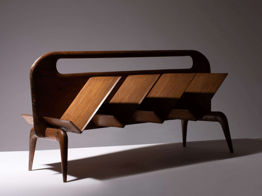 Gio PONTI (1891 - 1979) Unique porte-revue – 1940 Piètement et structure en noyer massif