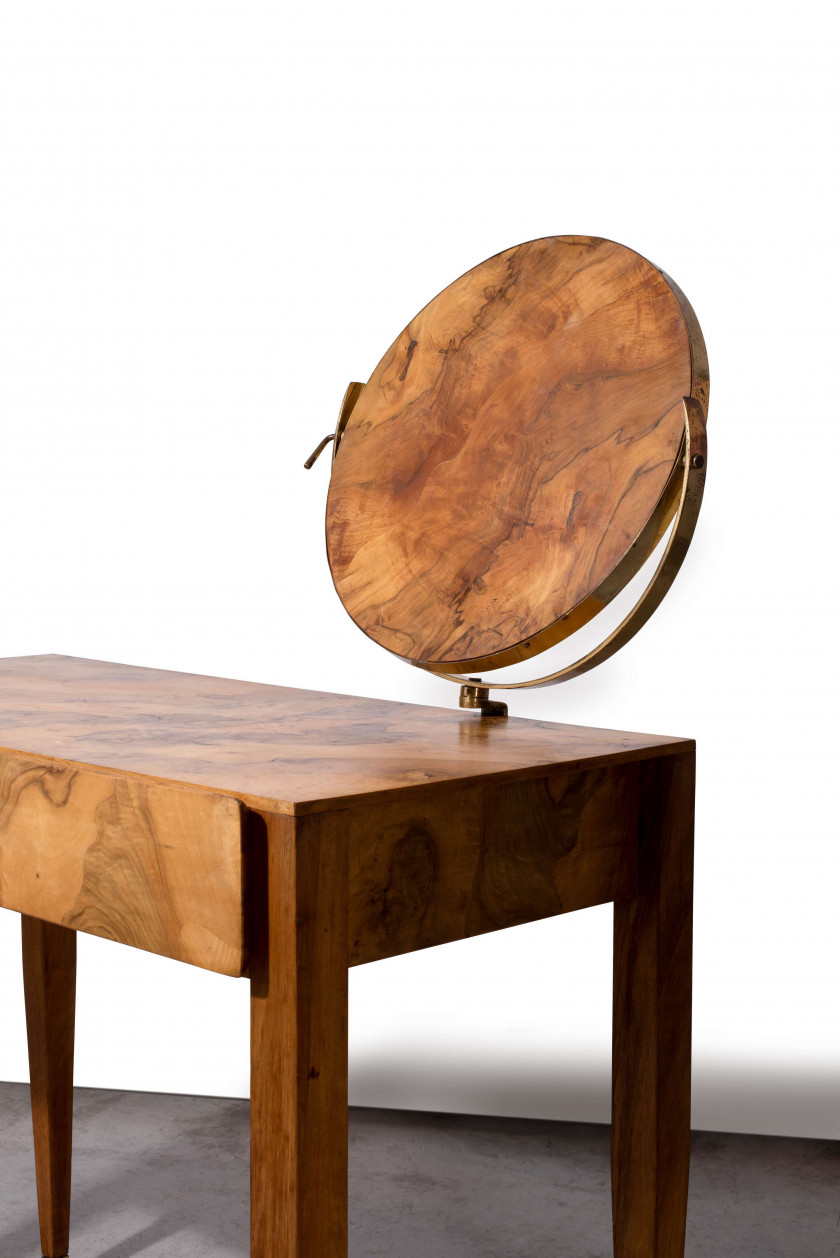 Gio PONTI (1891 - 1979) Console-Coiffeuse – Circa 1950 Piètement en noyer massif, plateau et tiroirs en placage d’olivier de Ferrare...
