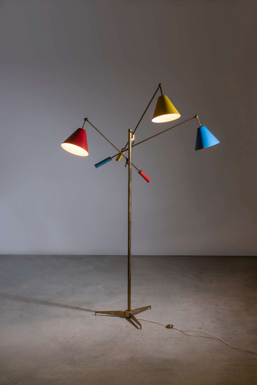Angelo LELII (1911 - 1979) Lampadaire mod. 12128 dit «Triennale» – Circa 1947 Structure en laiton, diffuseurs orientables en métal l...
