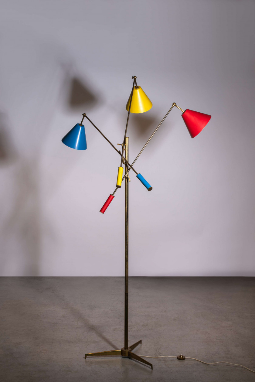 Angelo LELII (1911 - 1979) Lampadaire mod. 12128 dit «Triennale» – Circa 1947 Structure en laiton, diffuseurs orientables en métal l...