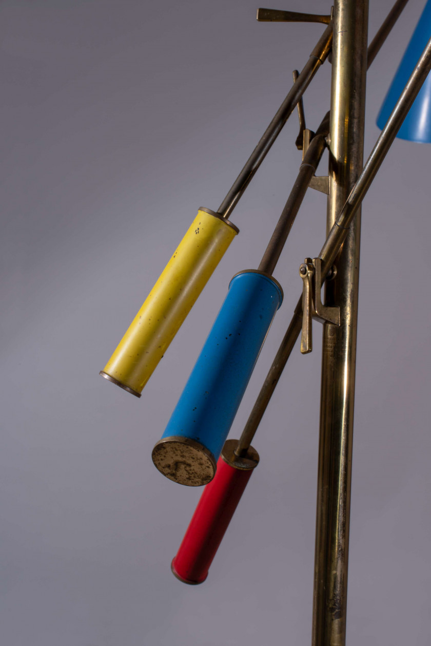 Angelo LELII (1911 - 1979) Lampadaire mod. 12128 dit «Triennale» – Circa 1947 Structure en laiton, diffuseurs orientables en métal l...
