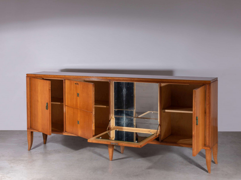 Gio PONTI (1891 - 1979) Important buffet – Création 1927 Piètement et structure en cerisier massif, éléments décoratifs en bronze