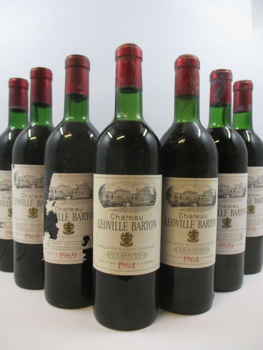 7 bouteilles 3 bts : CHÂTEAU LEOVILLE BARTON 1969 2è GC Saint Julien (étiquettes très abimées,1 étiquette très déchirée, légèrement bas