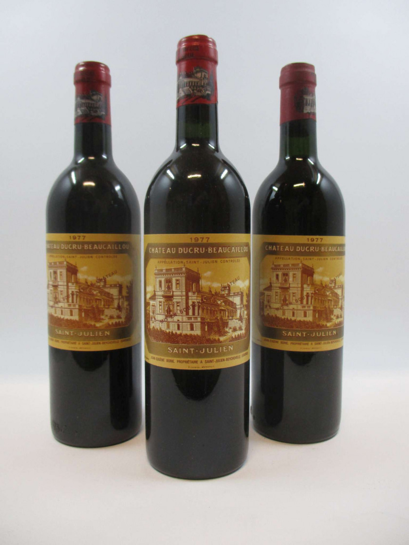 9 bouteilles CHÂTEAU DUCRU BEAUCAILLOU 1977 2è GC Saint Julien (8 base goulot