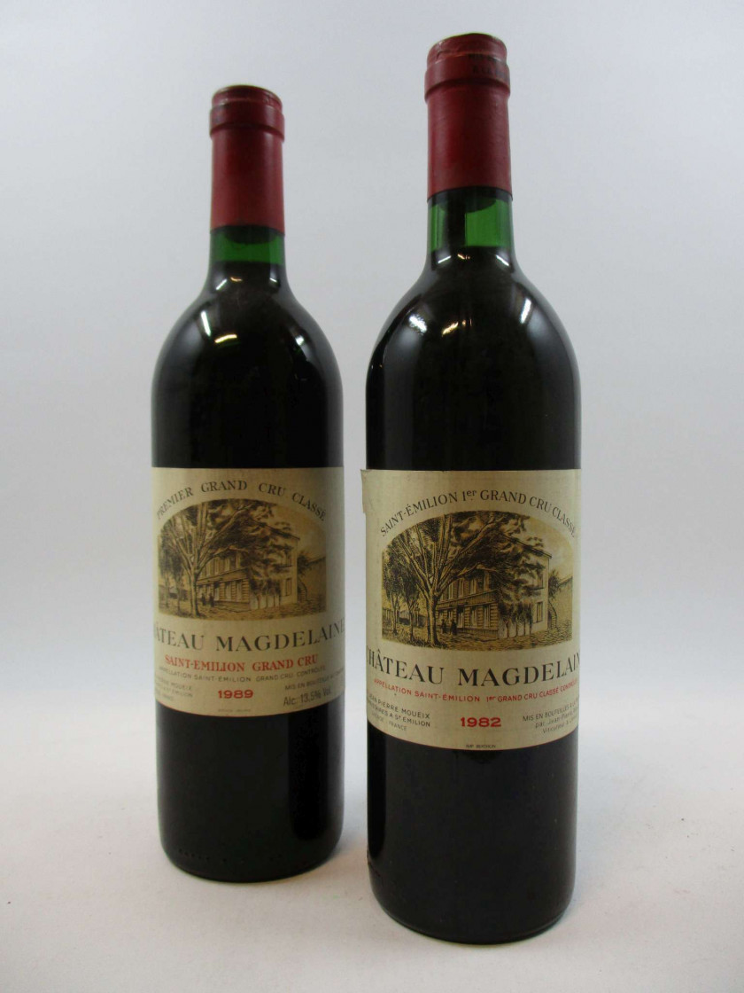 8 bouteilles 1 bt : CHÂTEAU MAGDELAINE 1982 1er GCC (B) Saint Emilion (base goulot, étiquette léger déchirée)