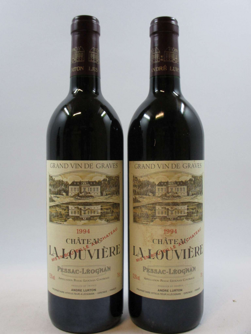 12 bouteilles CHÂTEAU LA LOUVIERE 1994 Pessac Léognan (2 étiquettes tachées) Caisse bois d'origine